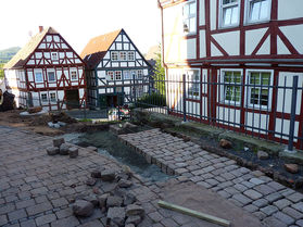 Pflaster- und Treppenarbeiten an St. Crescentius (Foto:Karl-Franz Thiede)